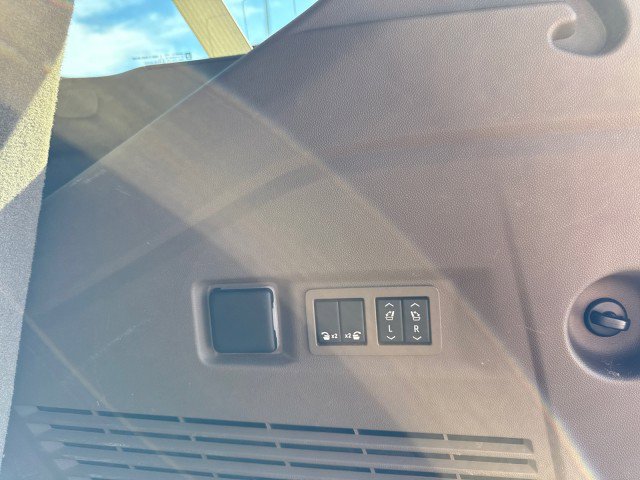 Used 2021 GMC Yukon Denali w/ Denali Ultimate Package image 22