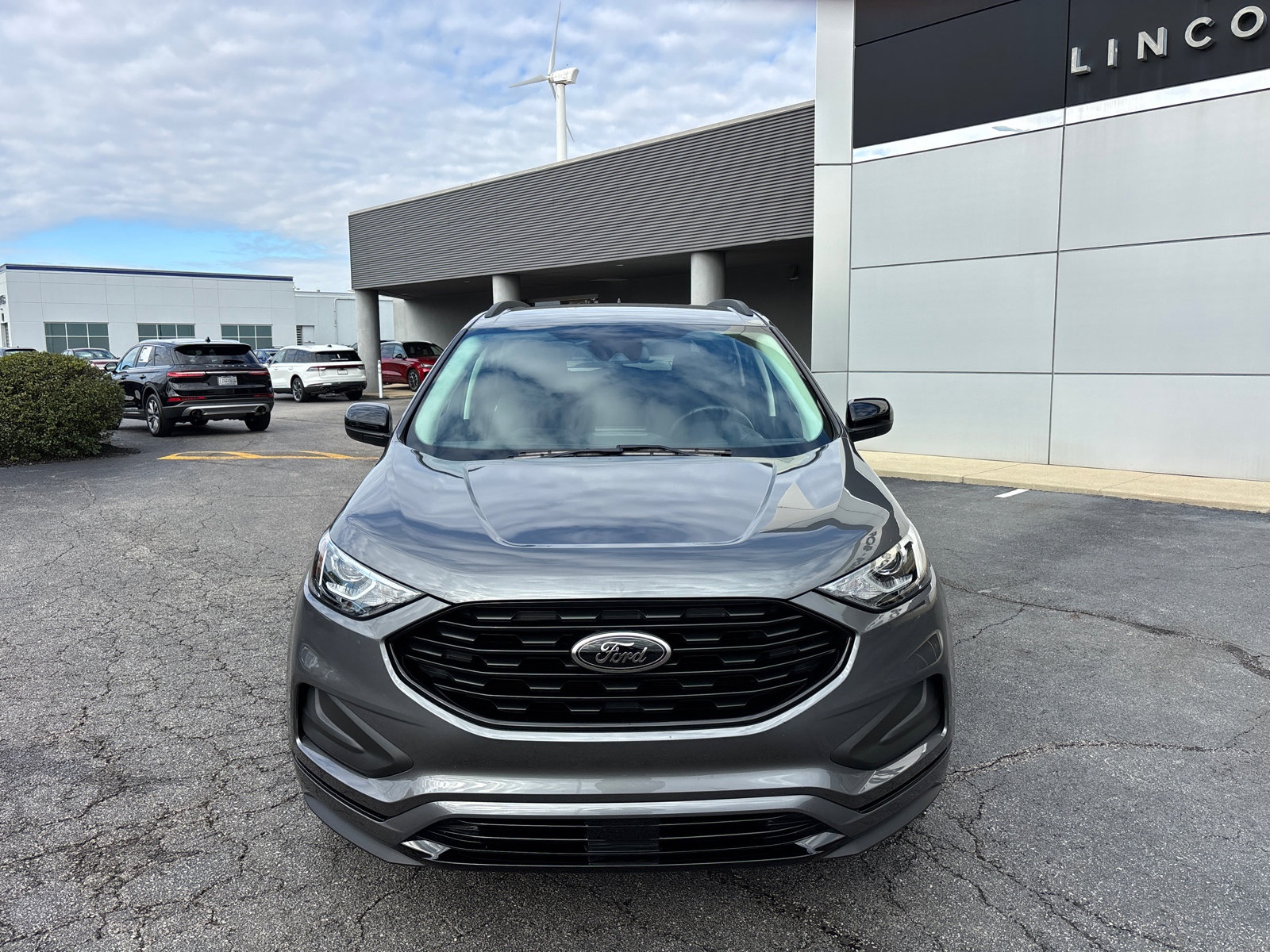 Used 2023 Ford Edge SE w/ Black Appearance Package image 2