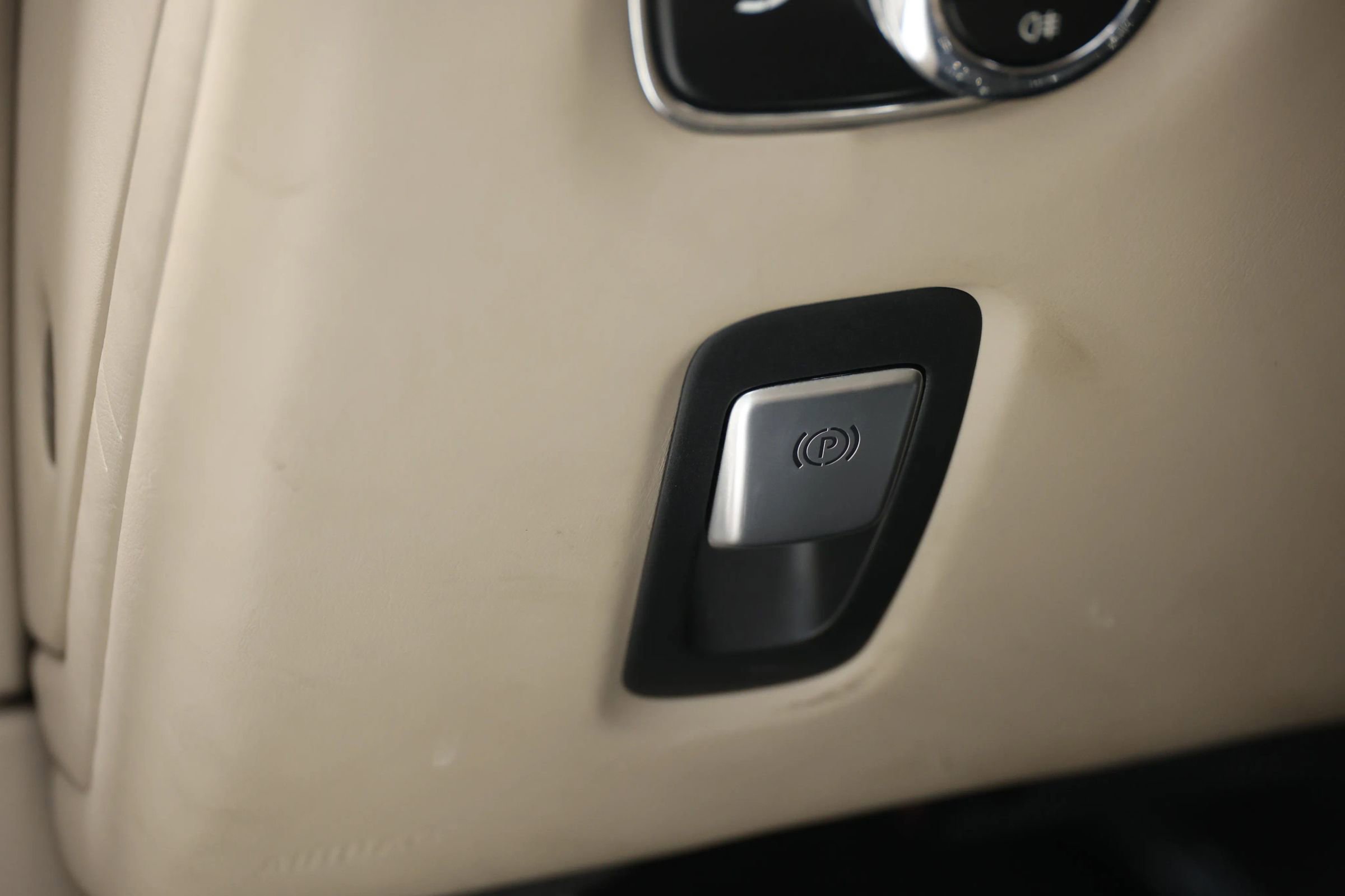 Used 2018 Aston Martin DB11 Coupe image 23