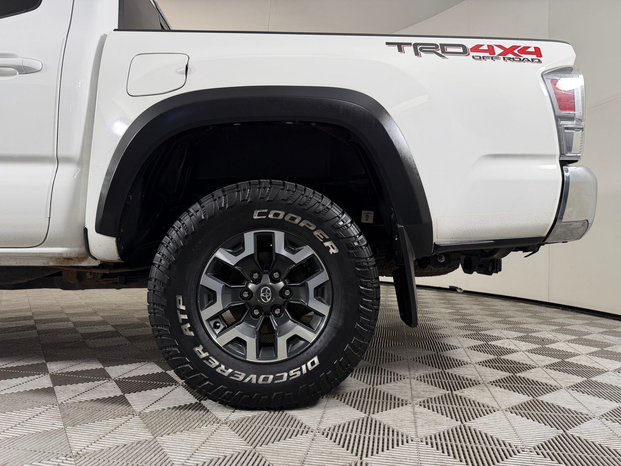 Used 2022 Toyota Tacoma TRD Off-Road w/ Black Out Package (TMS) AWD/4WD image 28
