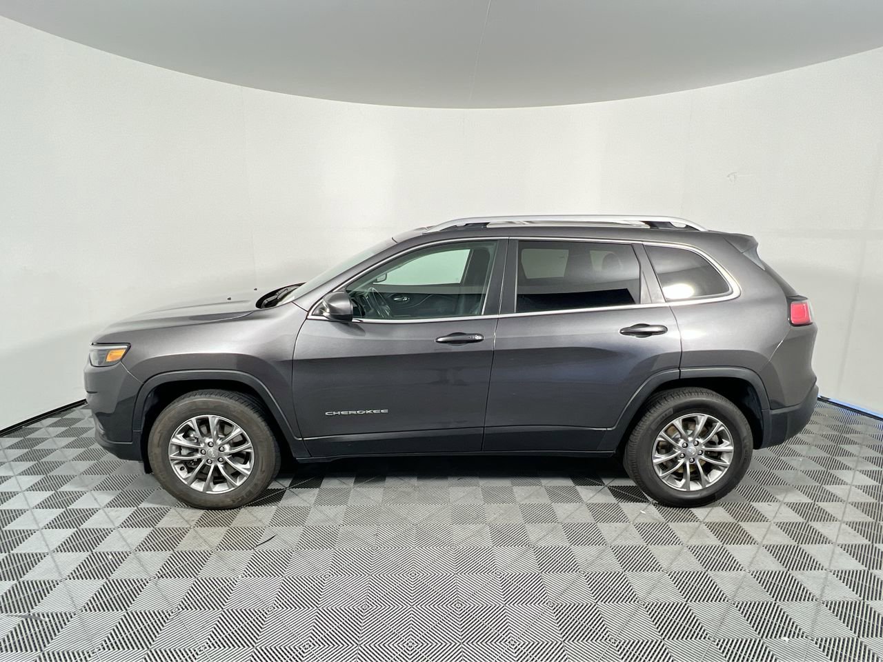 Used 2019 Jeep Cherokee Latitude Plus w/ Comfort/Convenience Group AWD/4WD image 6