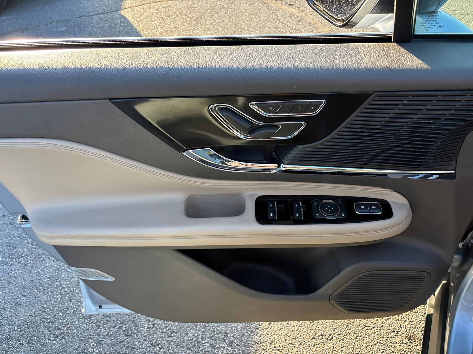 Used 2022 Lincoln Corsair AWD w/ Premium Package image 11