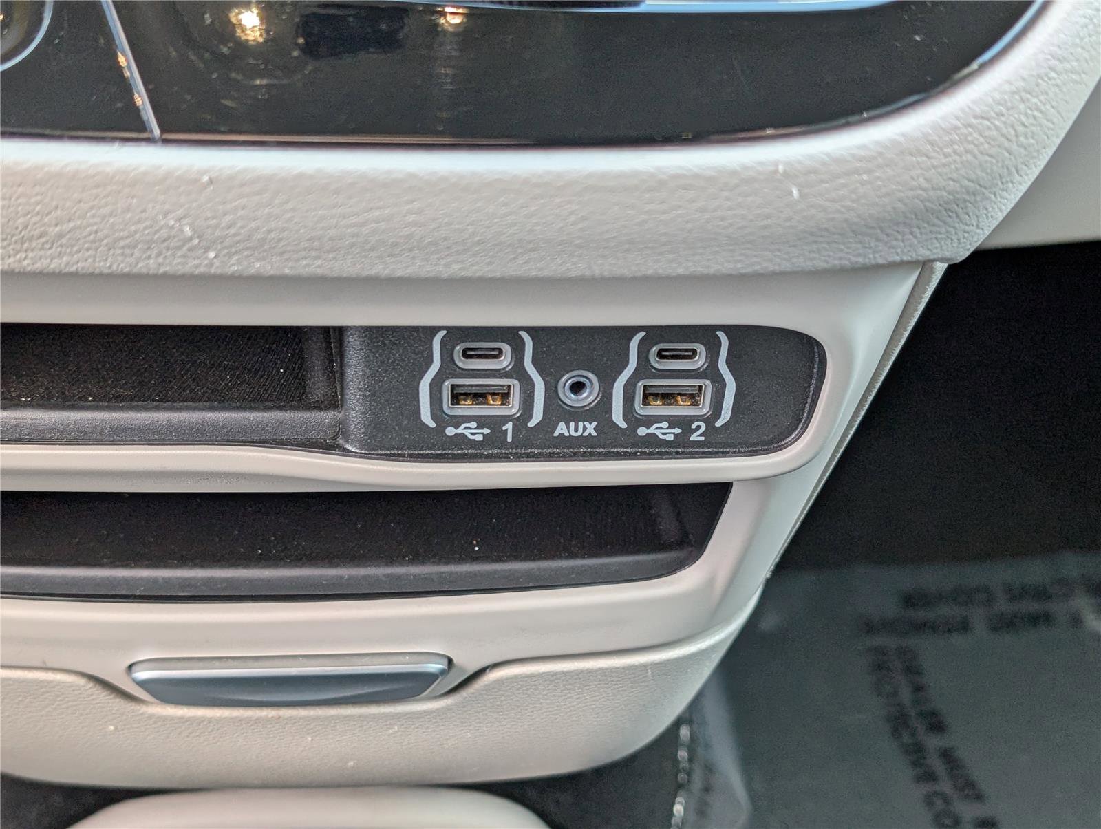 Used 2024 Chrysler Pacifica Touring-L image 25