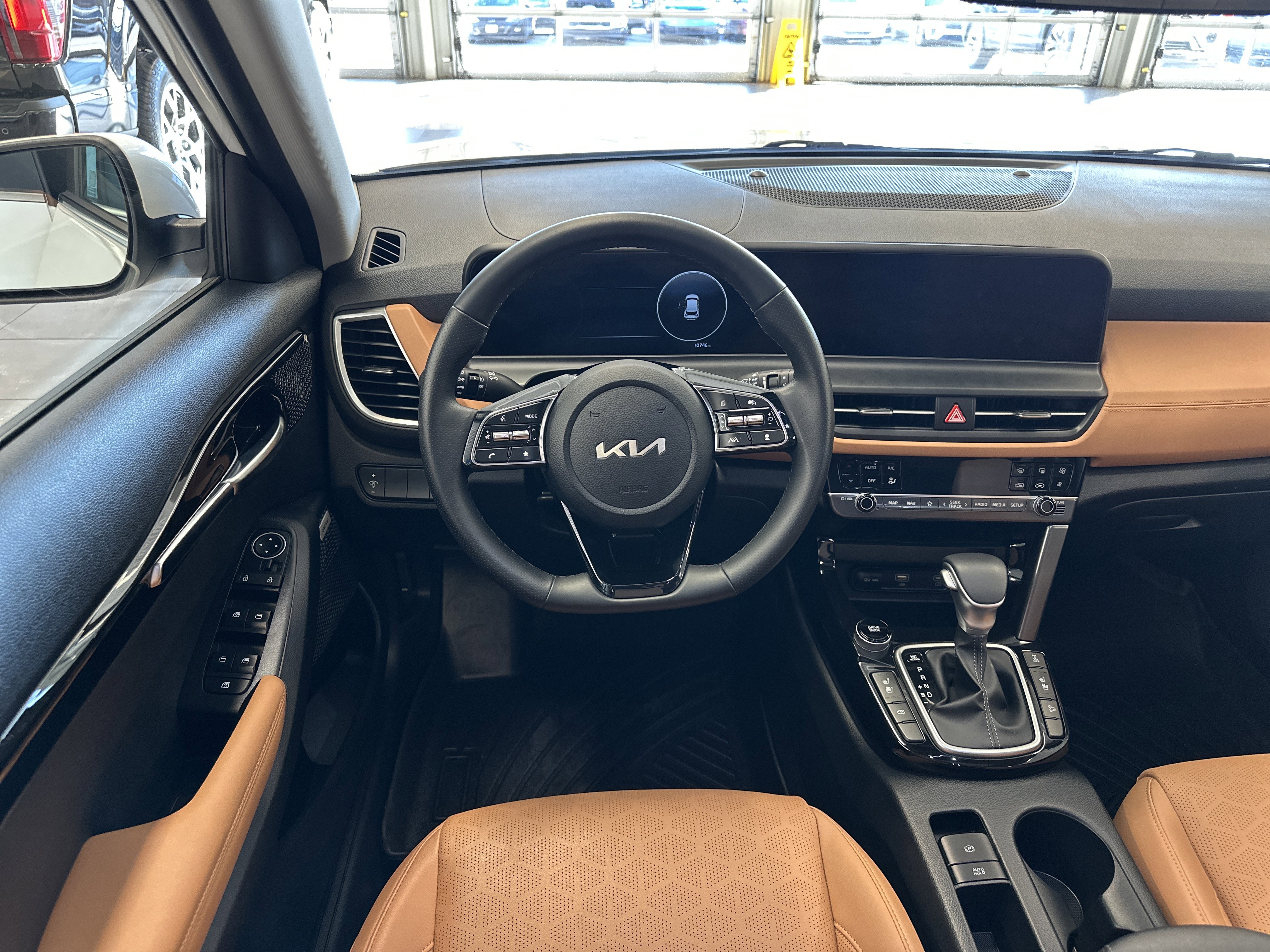 Used 2024 Kia Seltos SX w/ SX Sunroof Package image 2