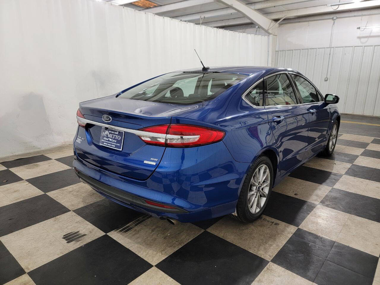 Used 2017 Ford Fusion SE w/ Fusion SE Technology Package FWD image 6