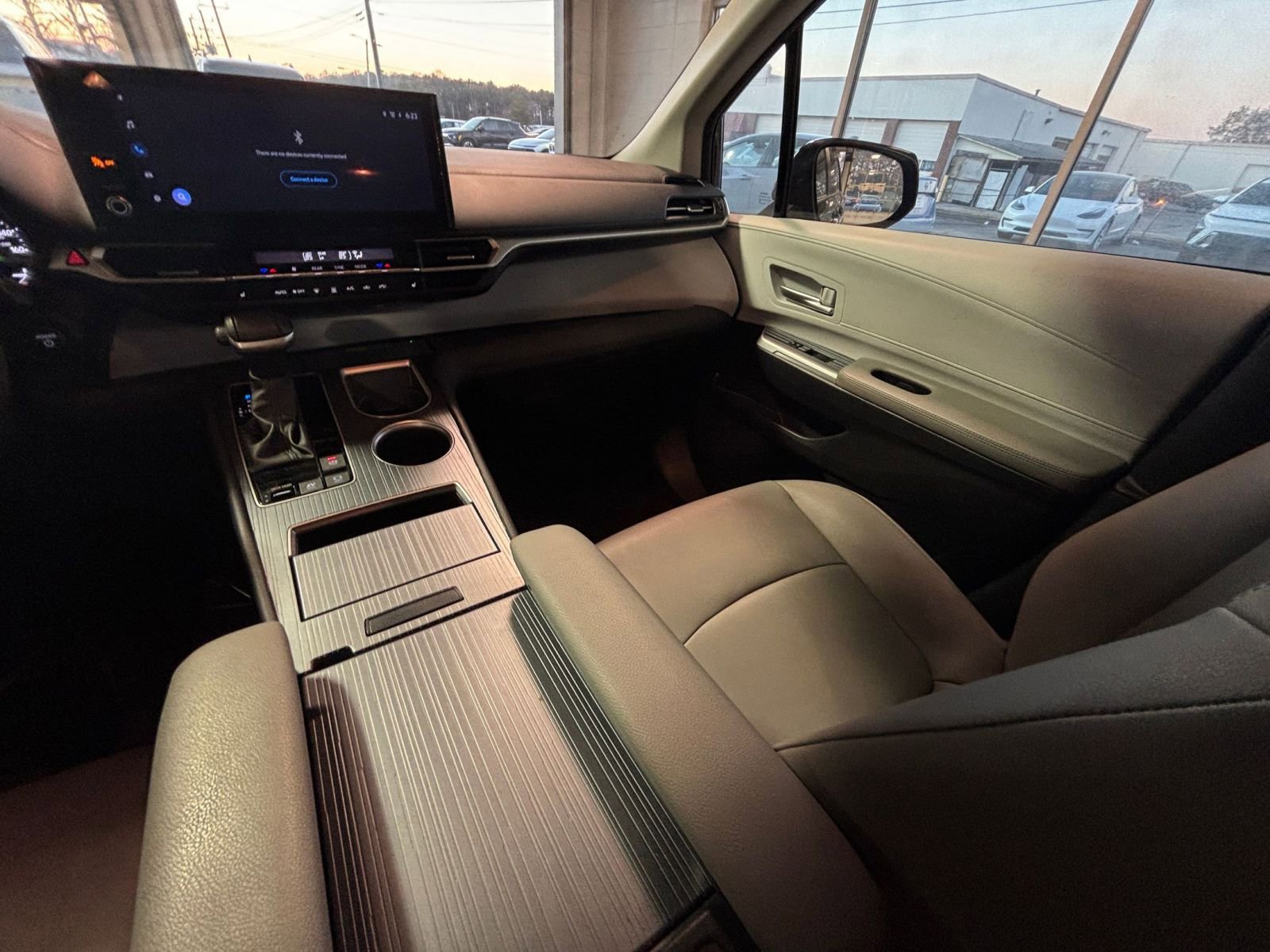 Used 2025 Toyota Sienna XLE image 39