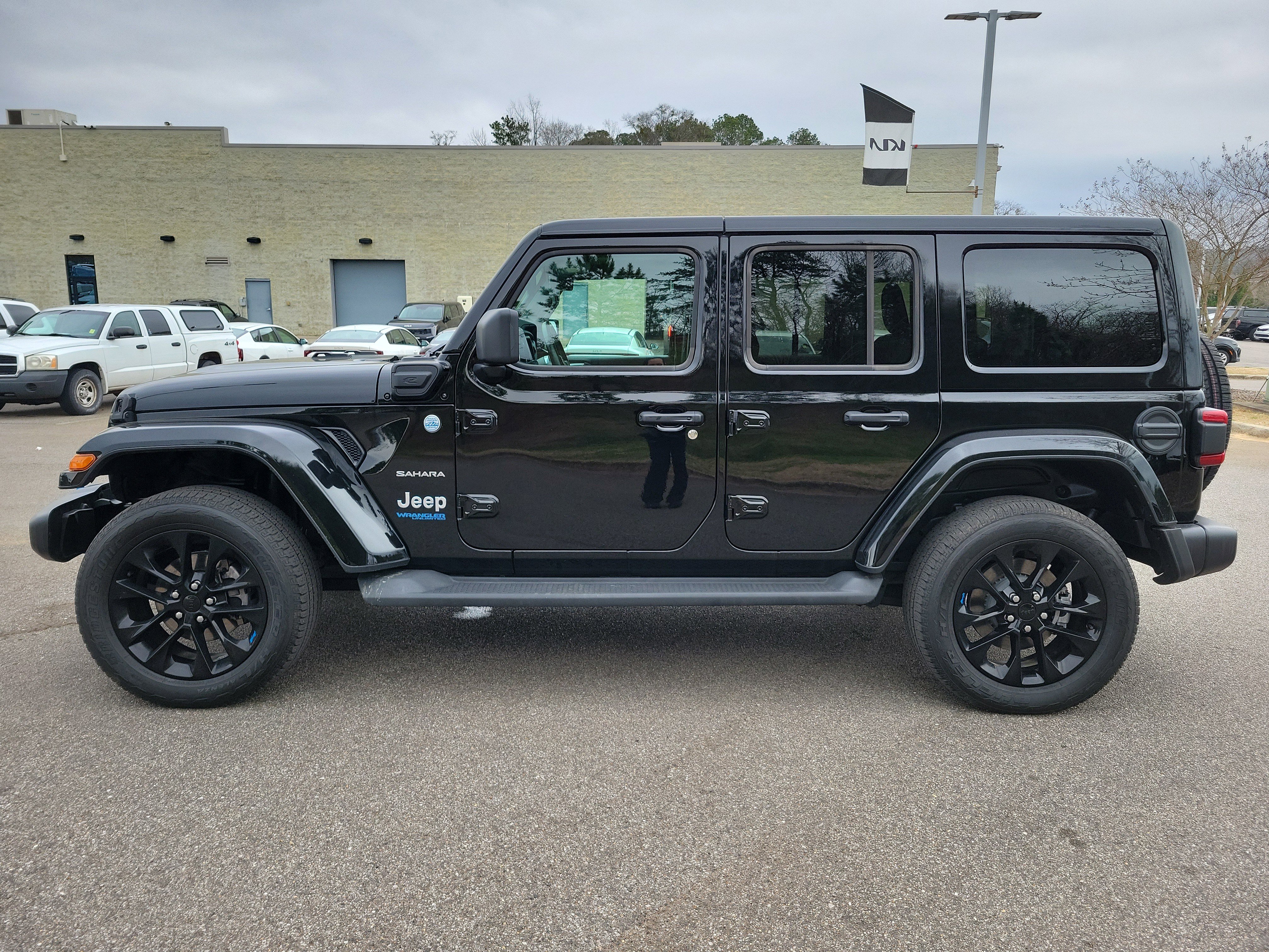 Used 2022 Jeep Wrangler Unlimited Sahara w/ Cold Weather Group image 25