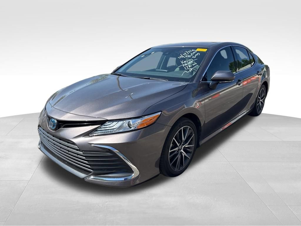 Used 2024 Toyota Camry XLE image 3