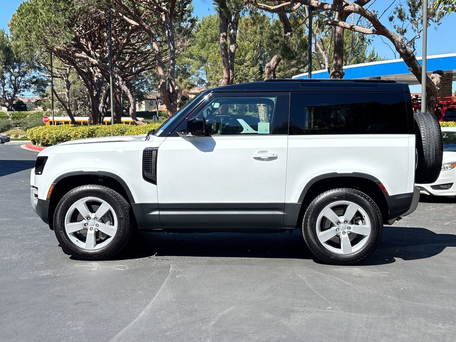 Used 2025 Land Rover Defender 90 S image 2