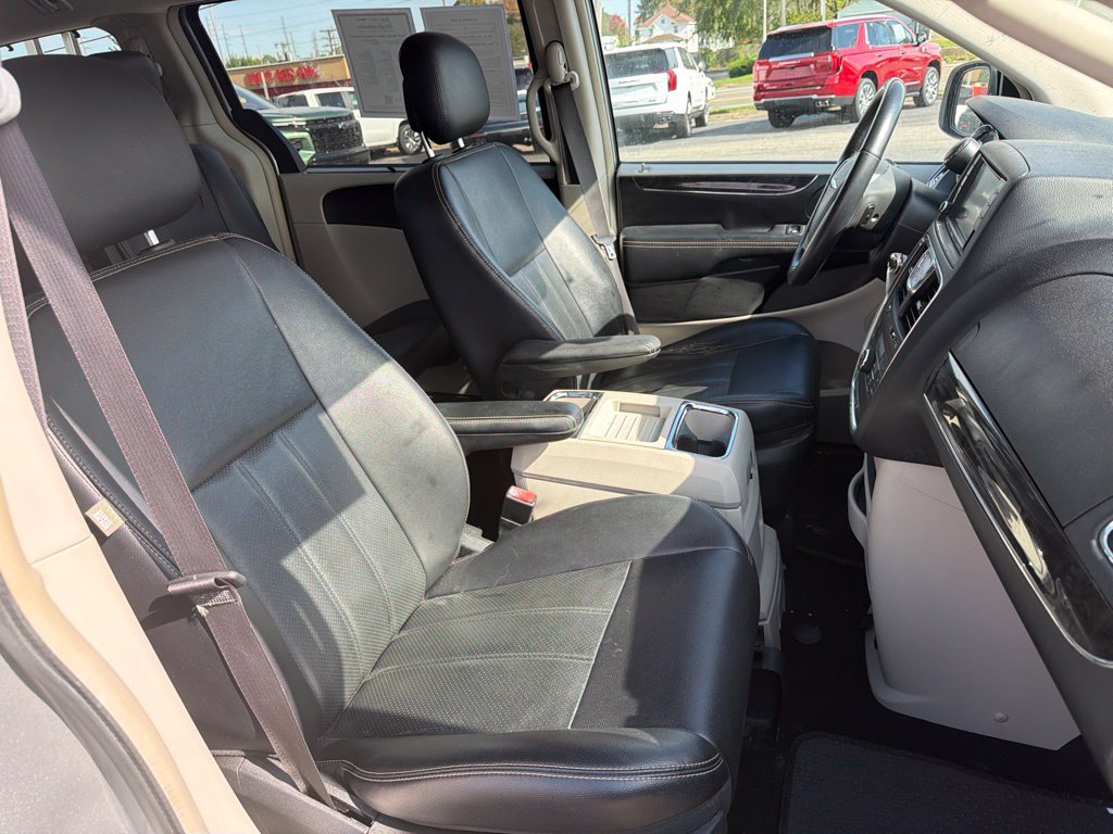 Used 2015 Chrysler Town & Country Touring-L w/ Driver Convenience Group FWD image 8