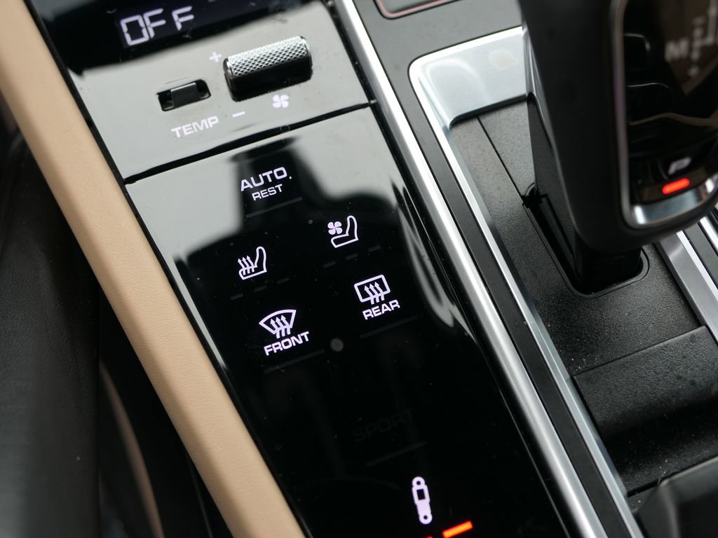 Used 2022 Porsche Cayenne Platinum Edition image 20