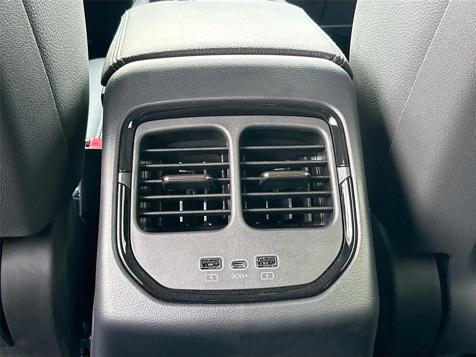 New 2025 VinFast VF 8 Eco image 25