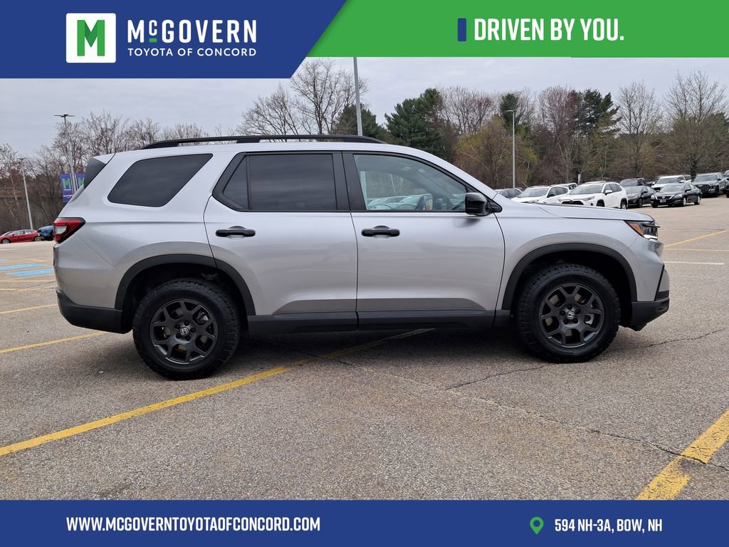 Used 2025 Honda Pilot TrailSport image 2