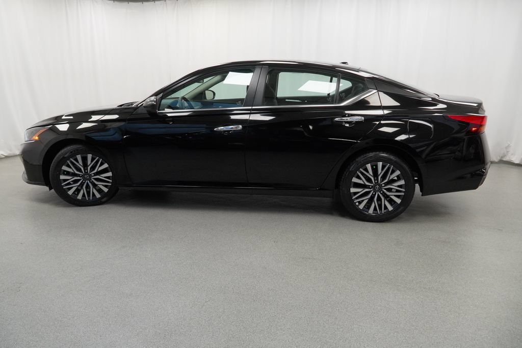 Used 2025 Nissan Altima 2.5 SV FWD image 15