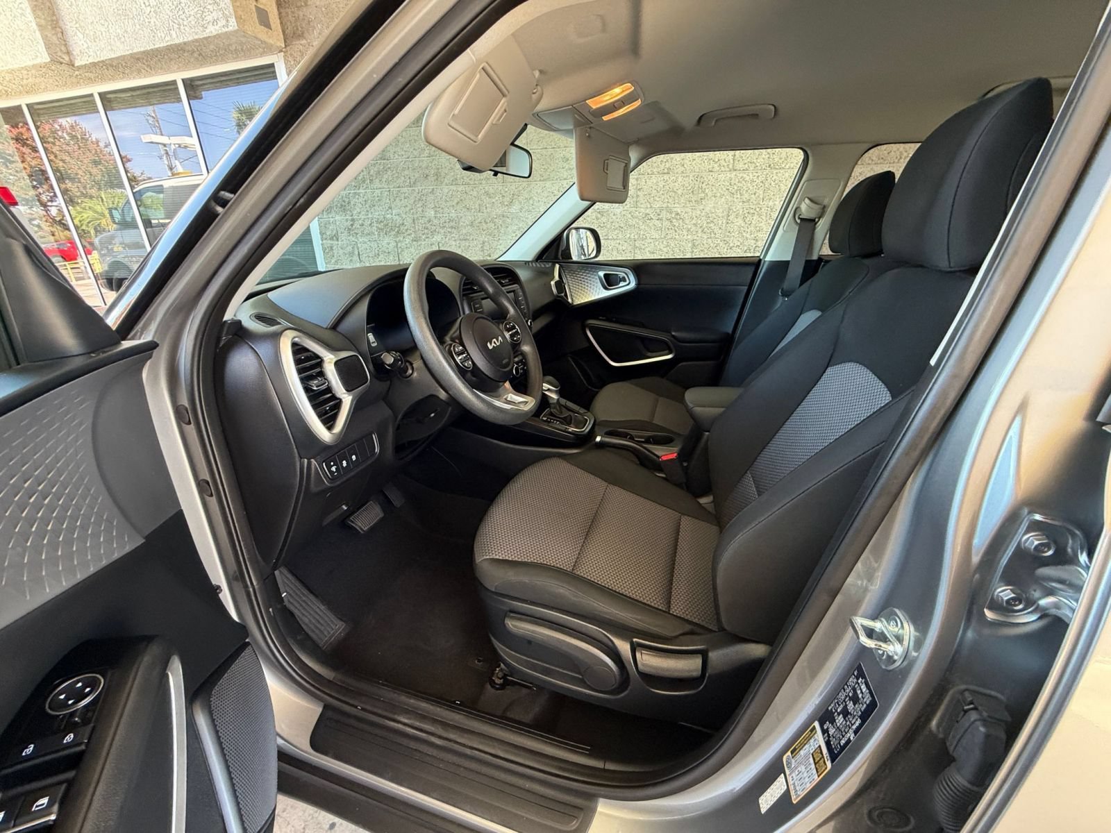 Used 2025 Kia Soul LX w/ LX Technology Package FWD image 25