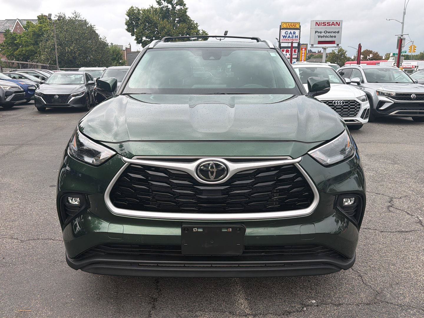 Used 2023 Toyota Highlander XLE AWD/4WD image 2