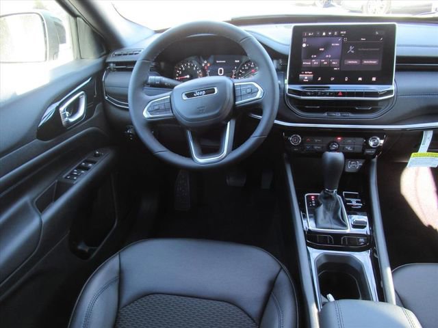 New 2026 Jeep Compass Latitude image 13