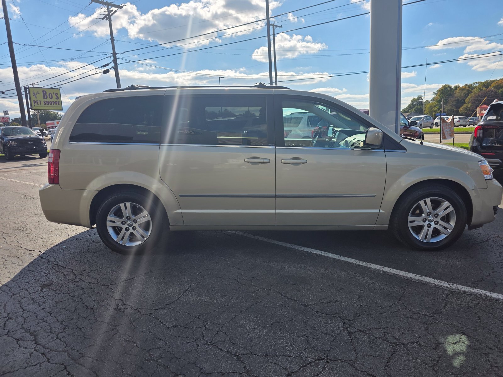 Used 2010 Dodge Grand Caravan SXT FWD image 4