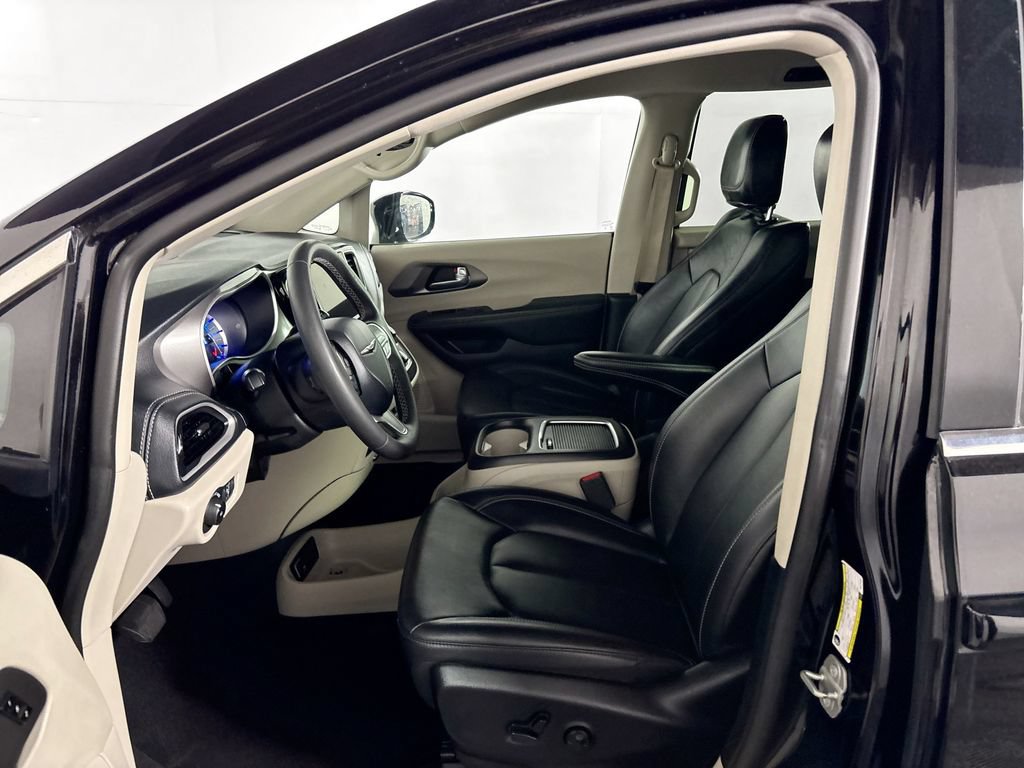 Used 2024 Chrysler Pacifica Limited FWD image 11