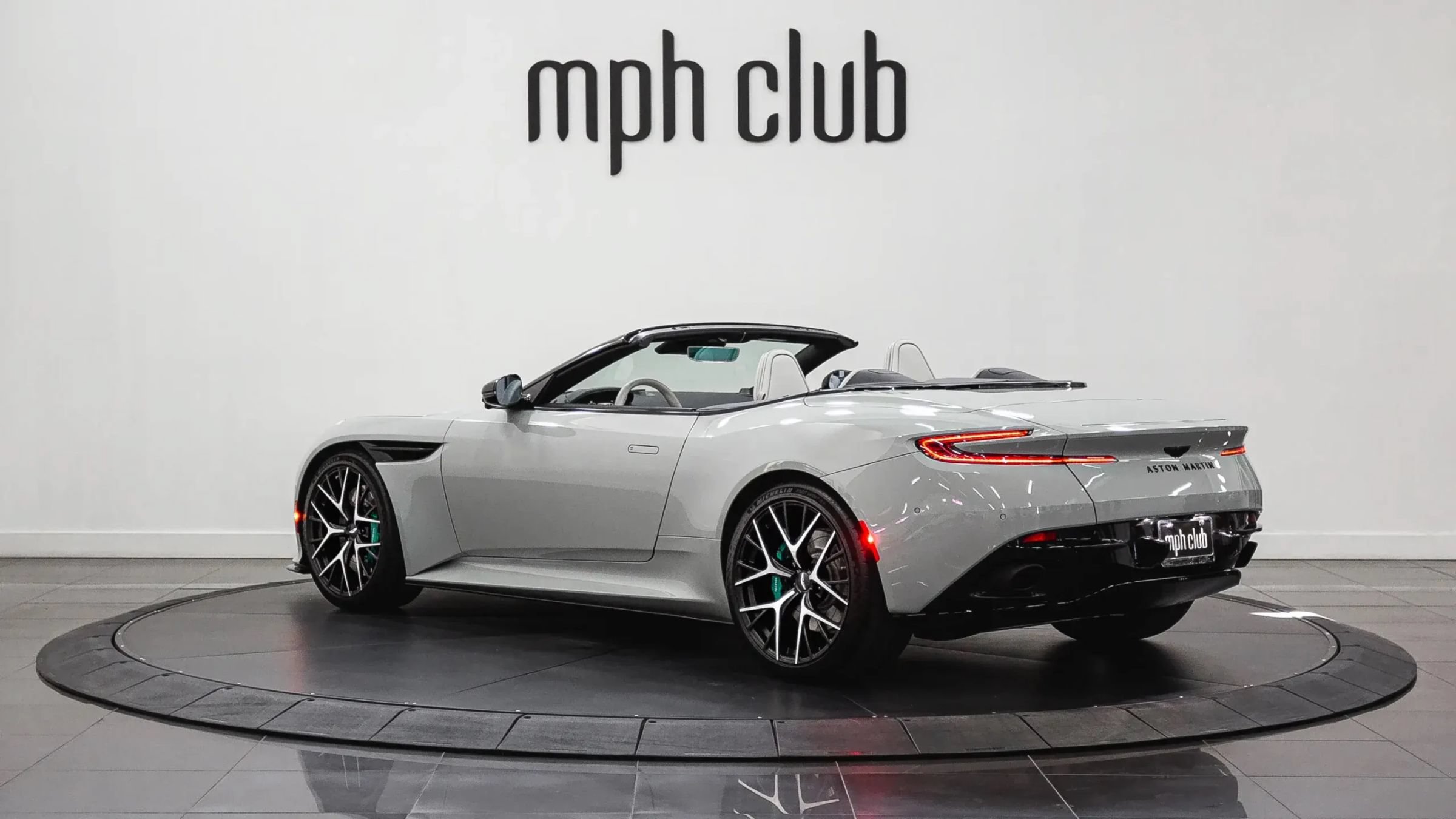 Used 2024 Aston Martin DB12 Convertible RWD image 4