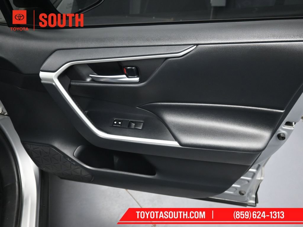 Used 2019 Toyota RAV4 XLE w/ Carpet Mat Package AWD/4WD image 31