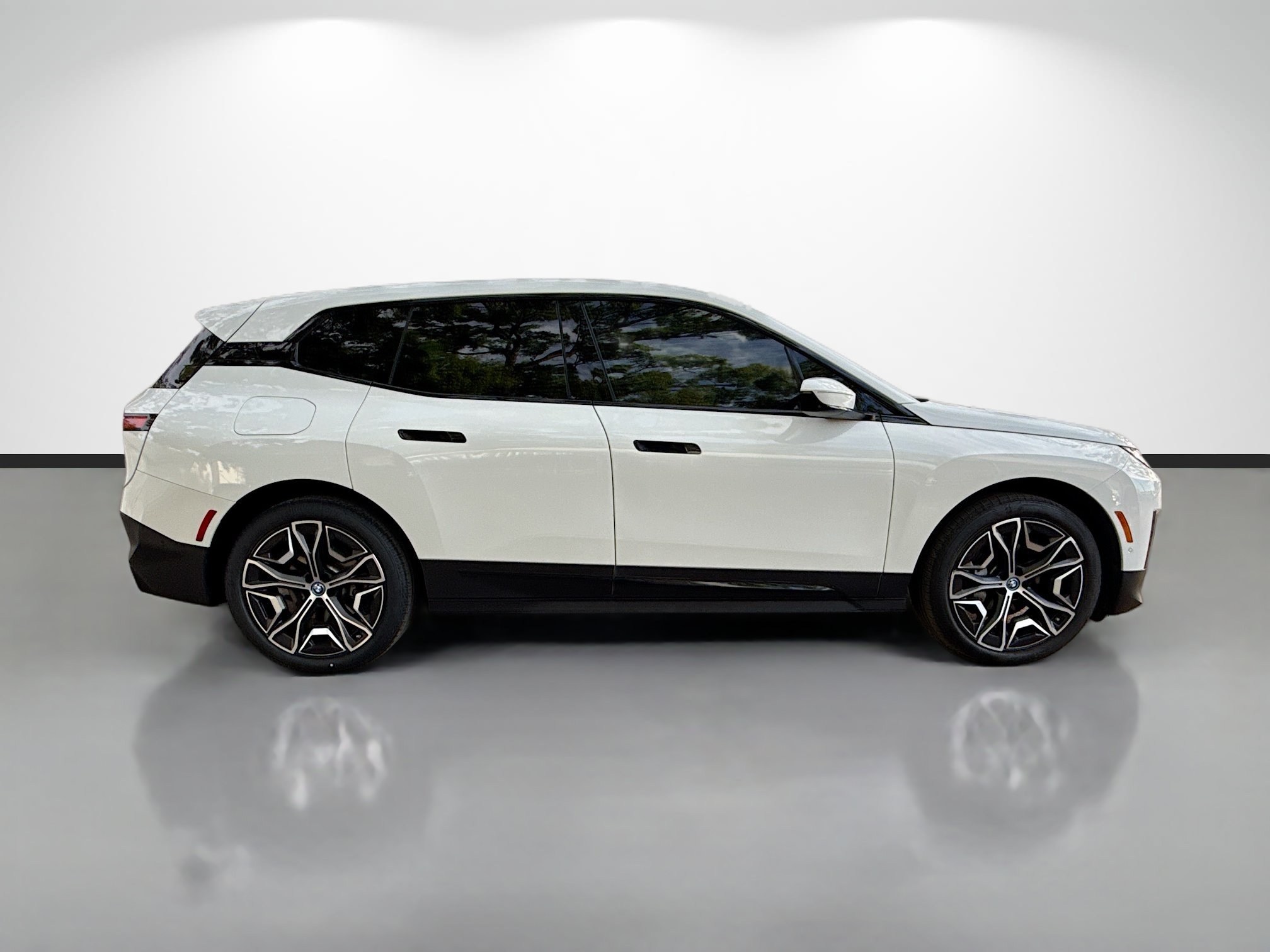 Used 2024 BMW iX xDrive50 AWD/4WD image 2