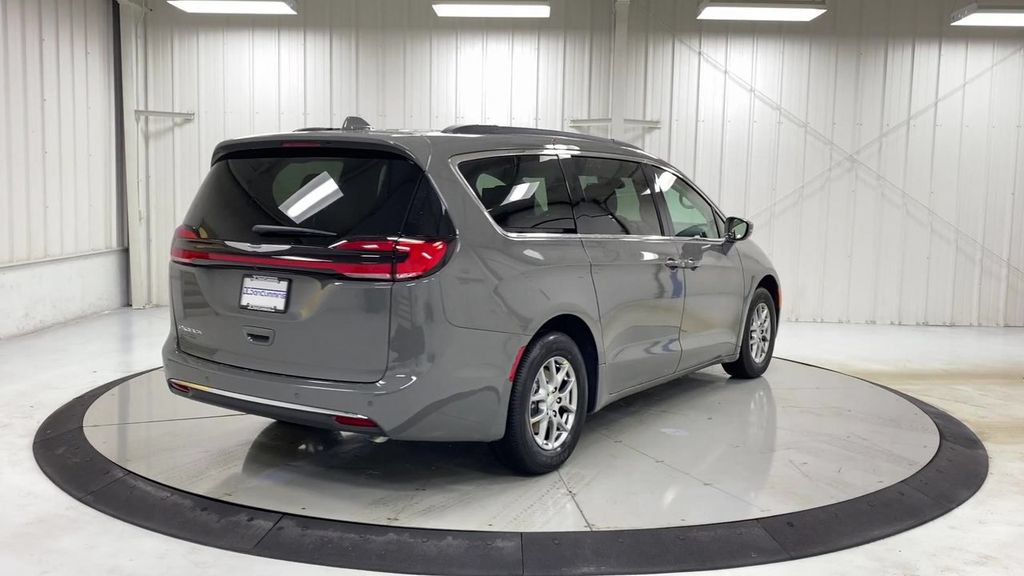 Used 2021 Chrysler Pacifica Touring w/ Uconnect Theater Family Group FWD image 8