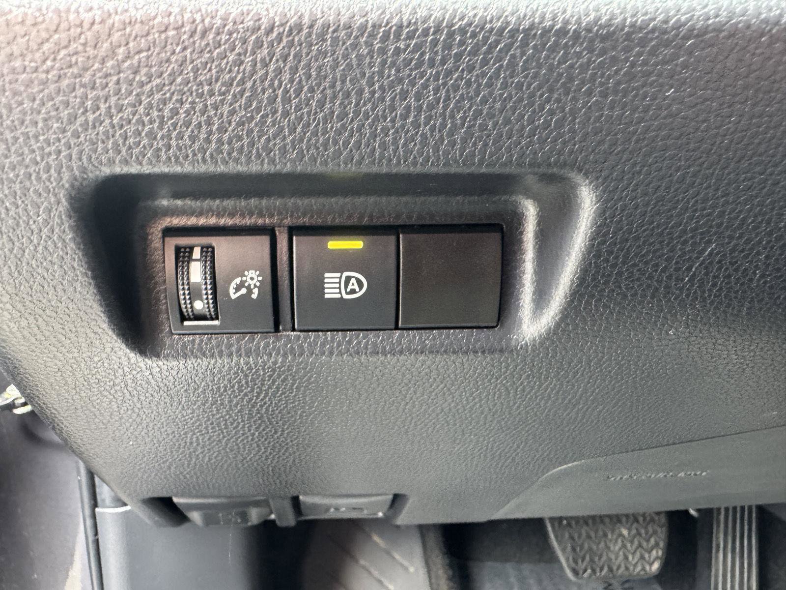 Used 2025 Toyota RAV4 XLE AWD/4WD image 20