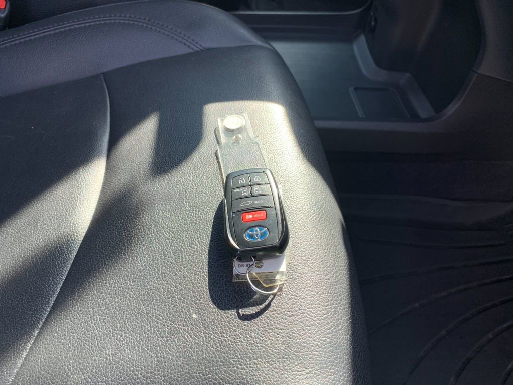 Used 2024 Toyota Sienna XSE w/ XSE Plus Package image 9