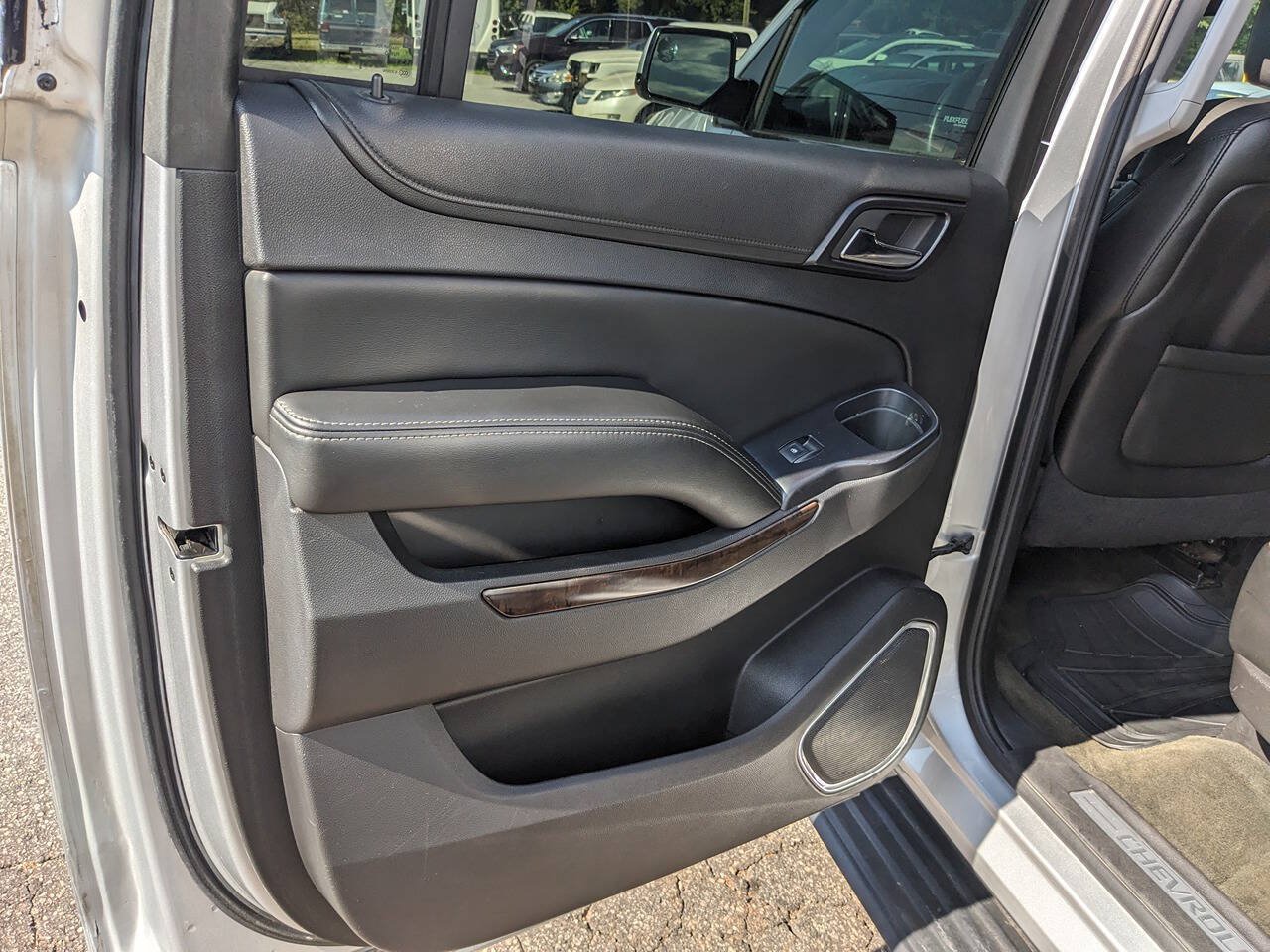 Used 2015 Chevrolet Suburban LT RWD image 18