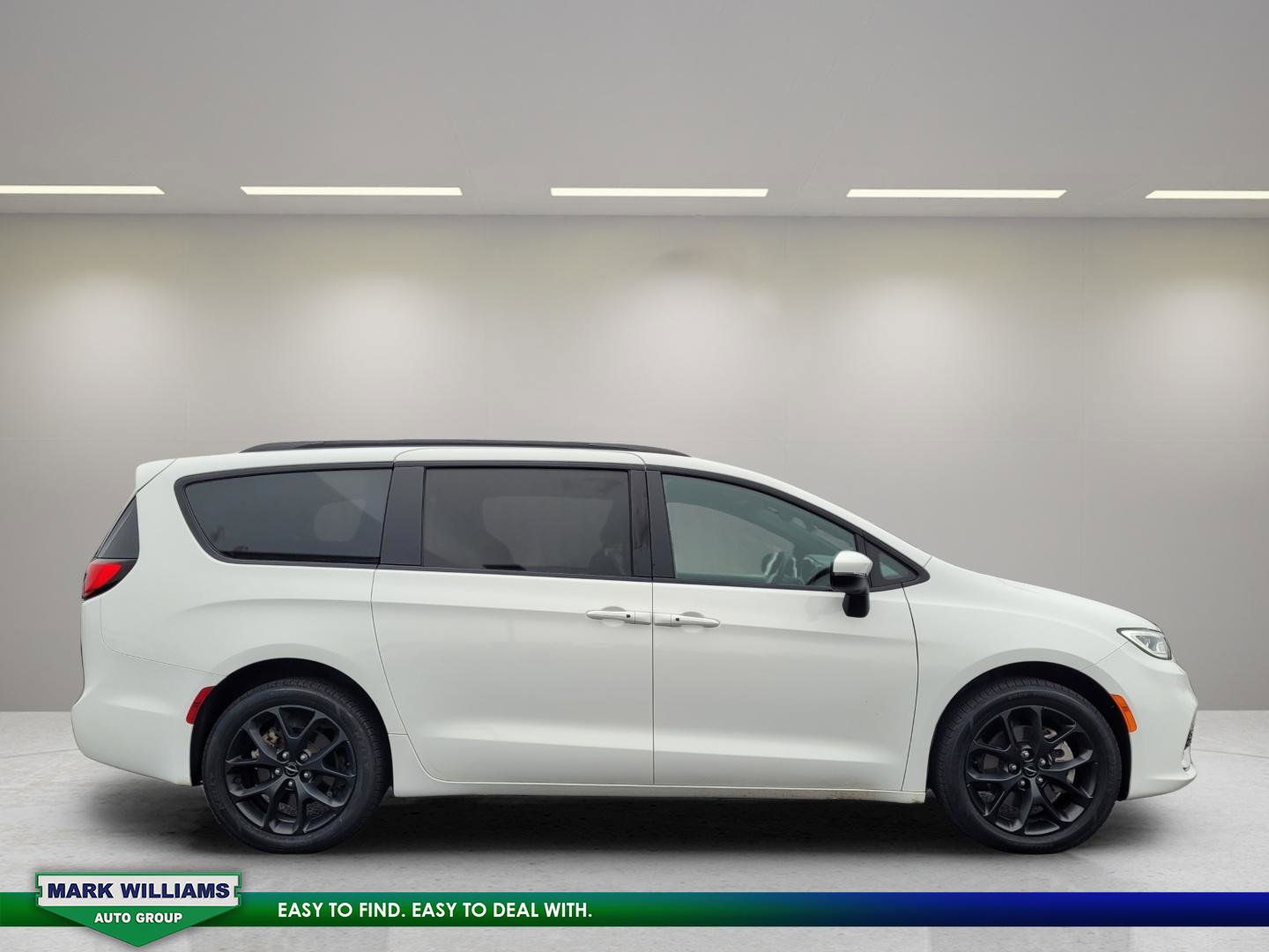 Used 2023 Chrysler Pacifica Touring-L w/ S Appearance Package image 9