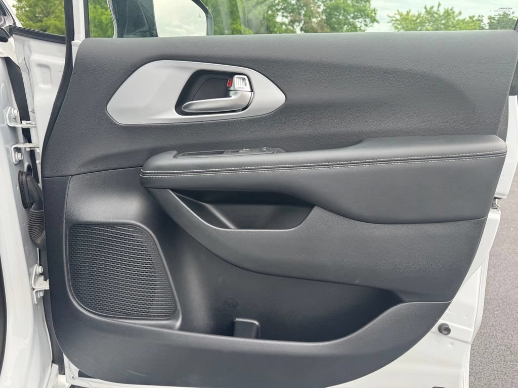 Used 2025 Chrysler Pacifica Limited FWD image 15
