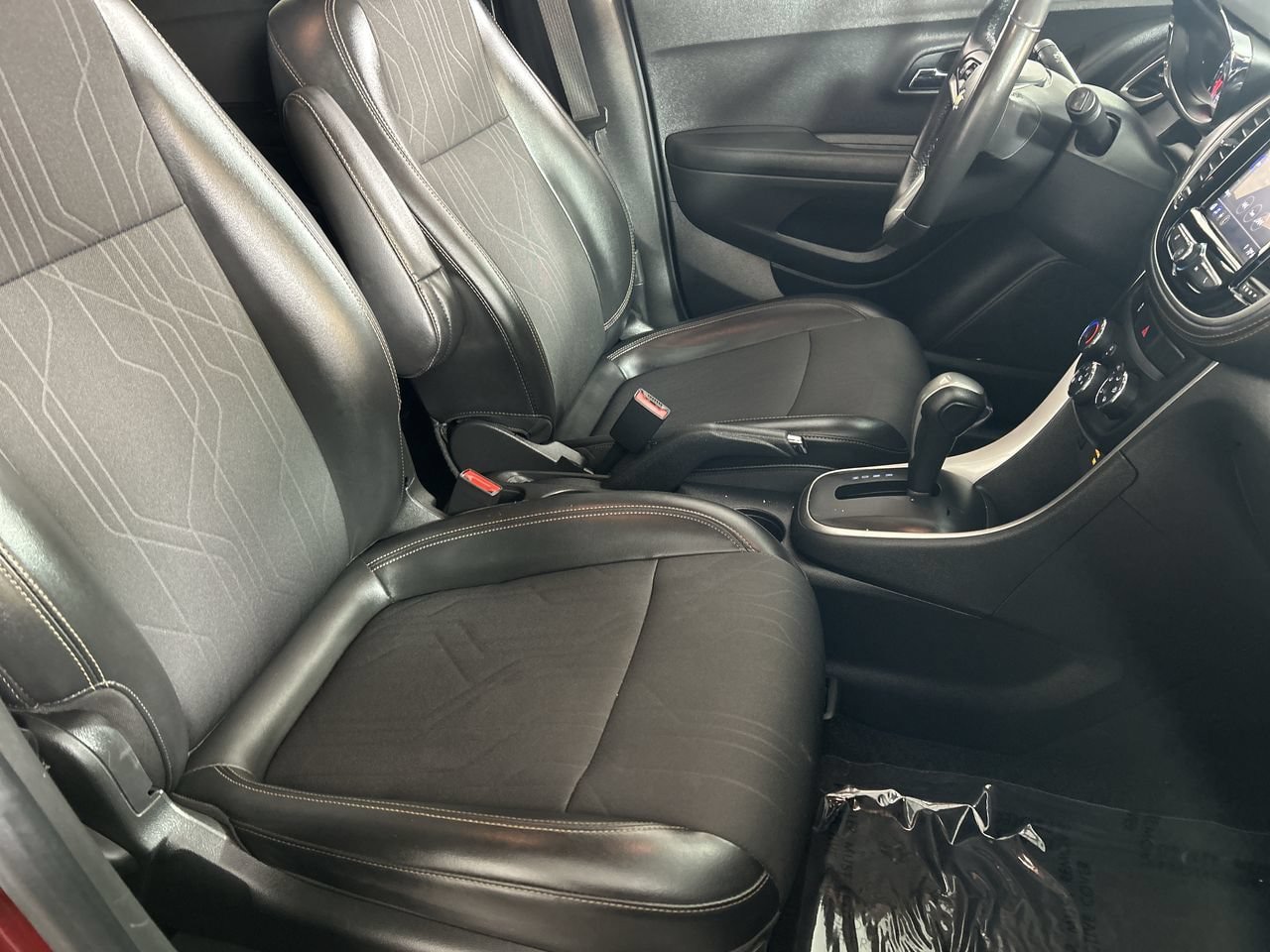 Used 2021 Chevrolet Trax LT w/ LT Convenience Package FWD image 26