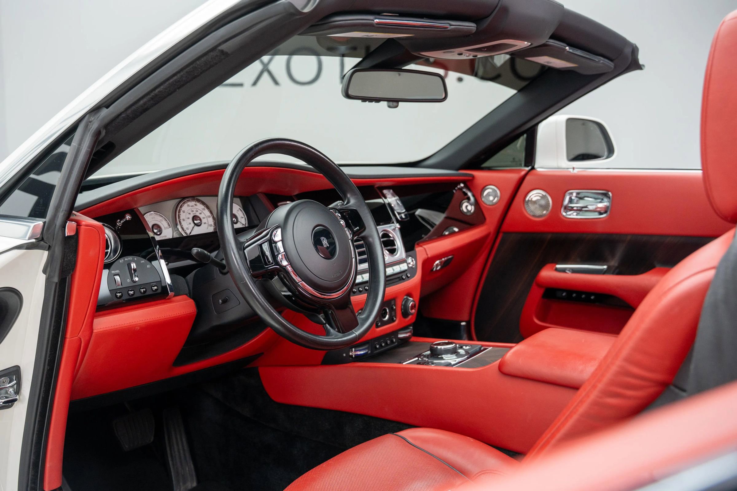 Used 2017 Rolls-Royce Dawn image 2