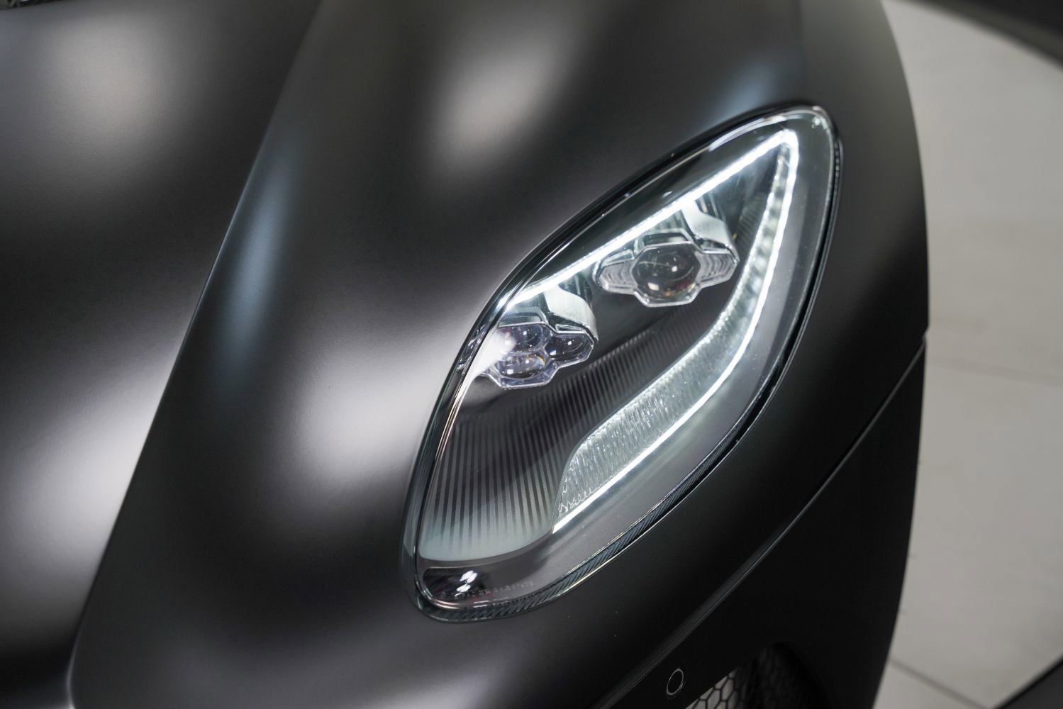 Used 2022 Aston Martin DBS Superleggera Volante RWD image 13