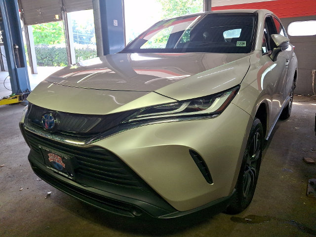 Certified 2024 Toyota Venza LE AWD/4WD image 2