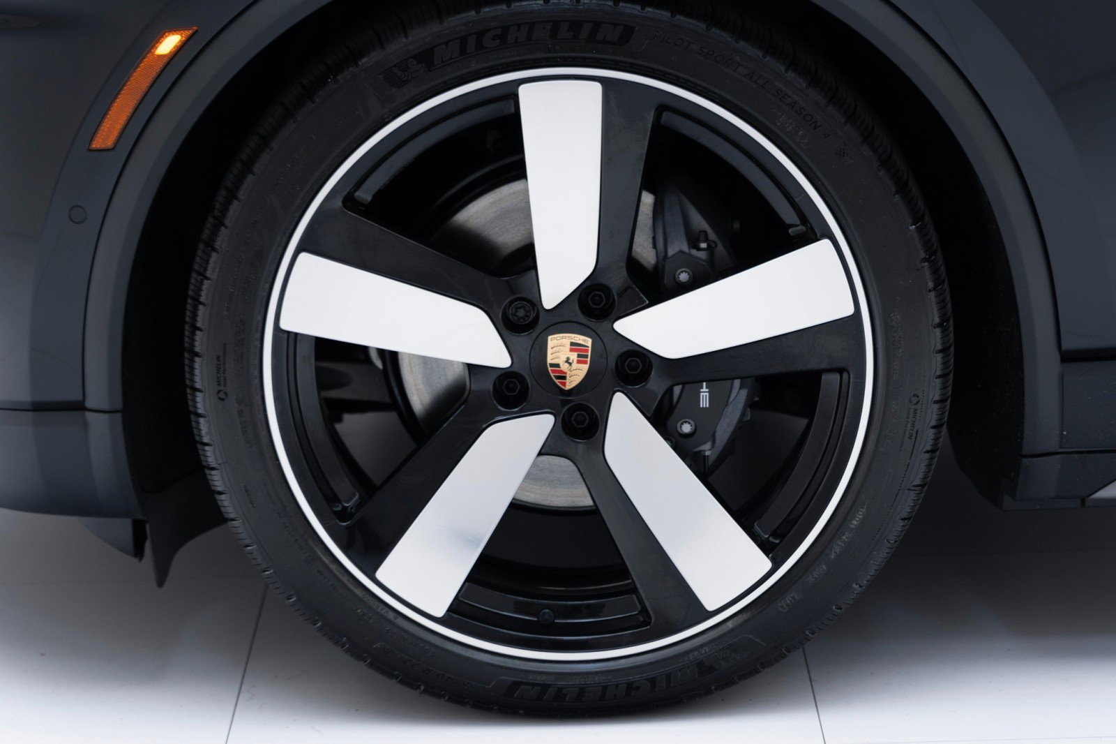 Certified 2025 Porsche Macan Electric image 12