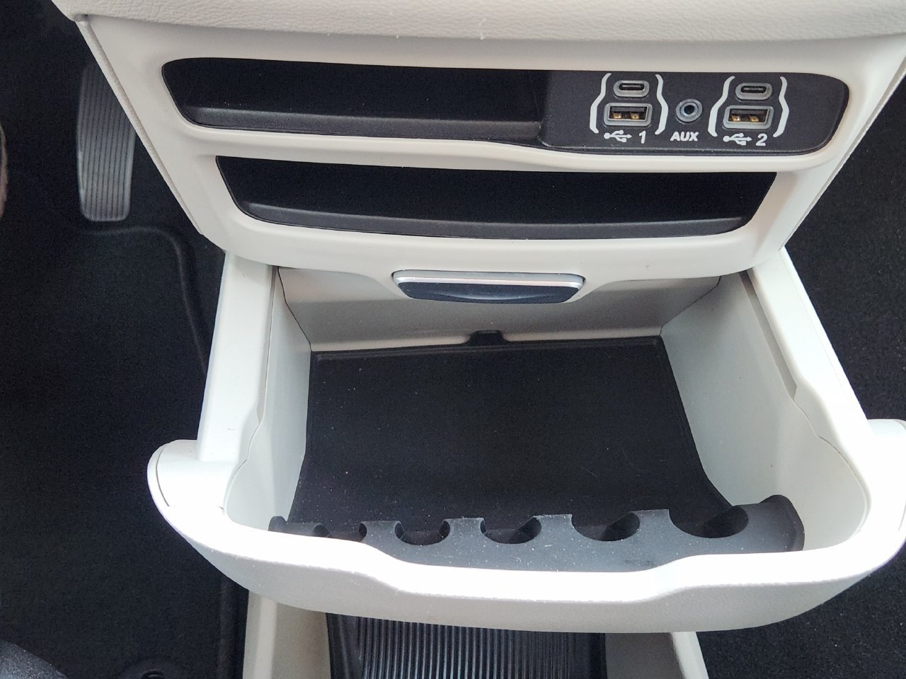 Used 2024 Chrysler Voyager LX FWD image 18