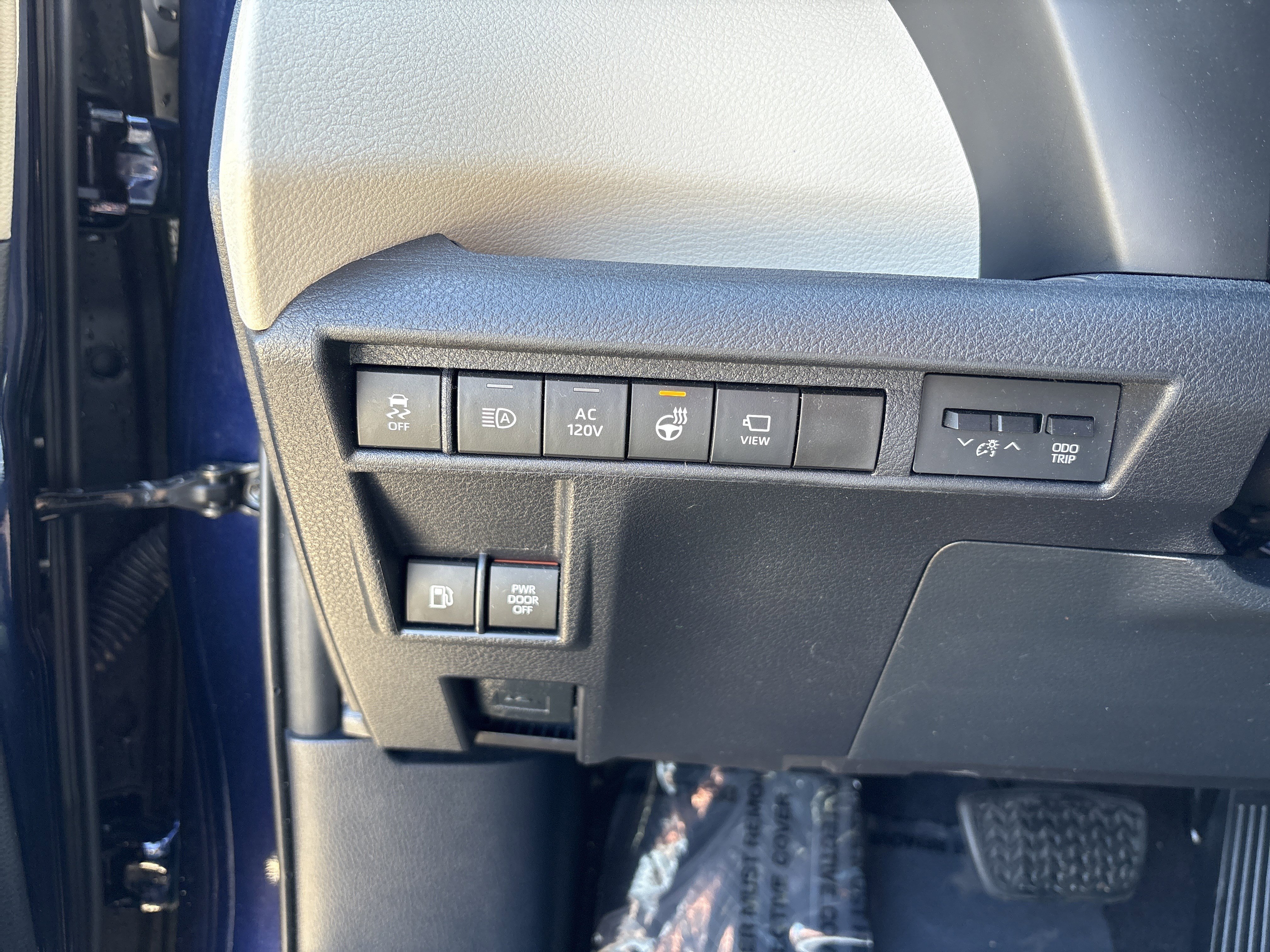 Used 2021 Toyota Sienna Platinum w/ Outdoor Package (TMS) image 25