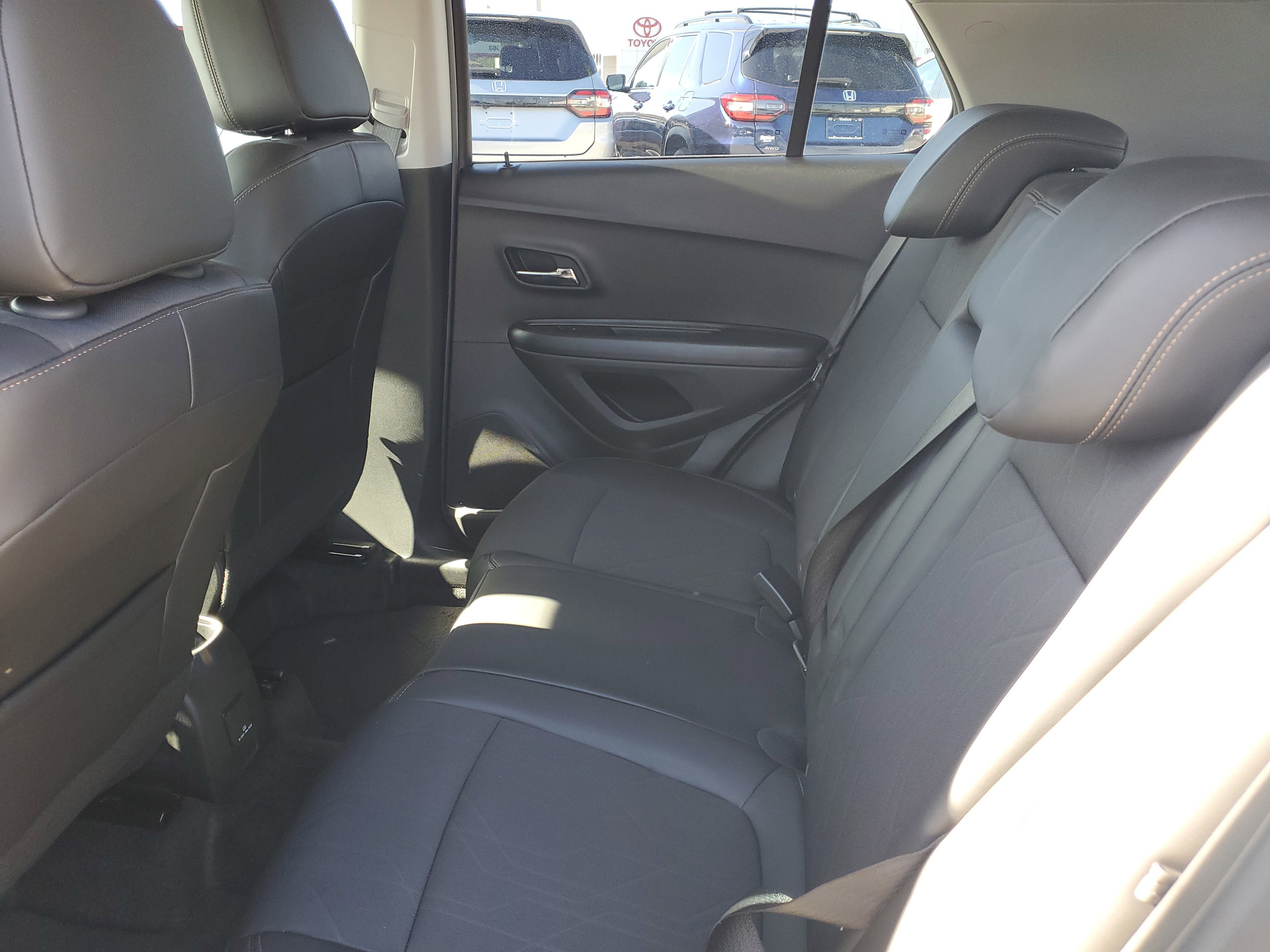 Used 2022 Chevrolet Trax LT w/ LT Convenience Package image 8