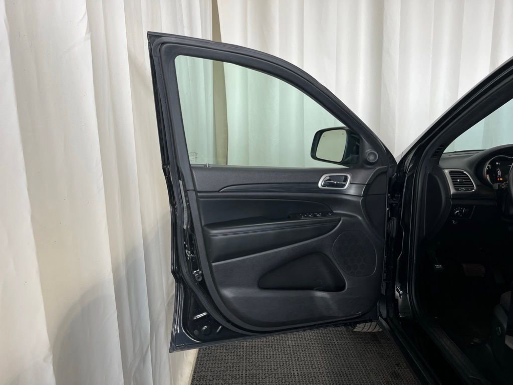 Used 2020 Jeep Grand Cherokee Laredo AWD/4WD image 19