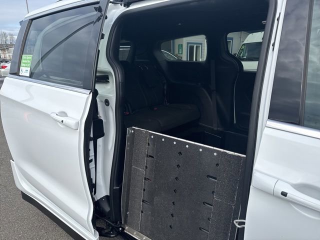 Used 2024 Chrysler Pacifica Touring image 13