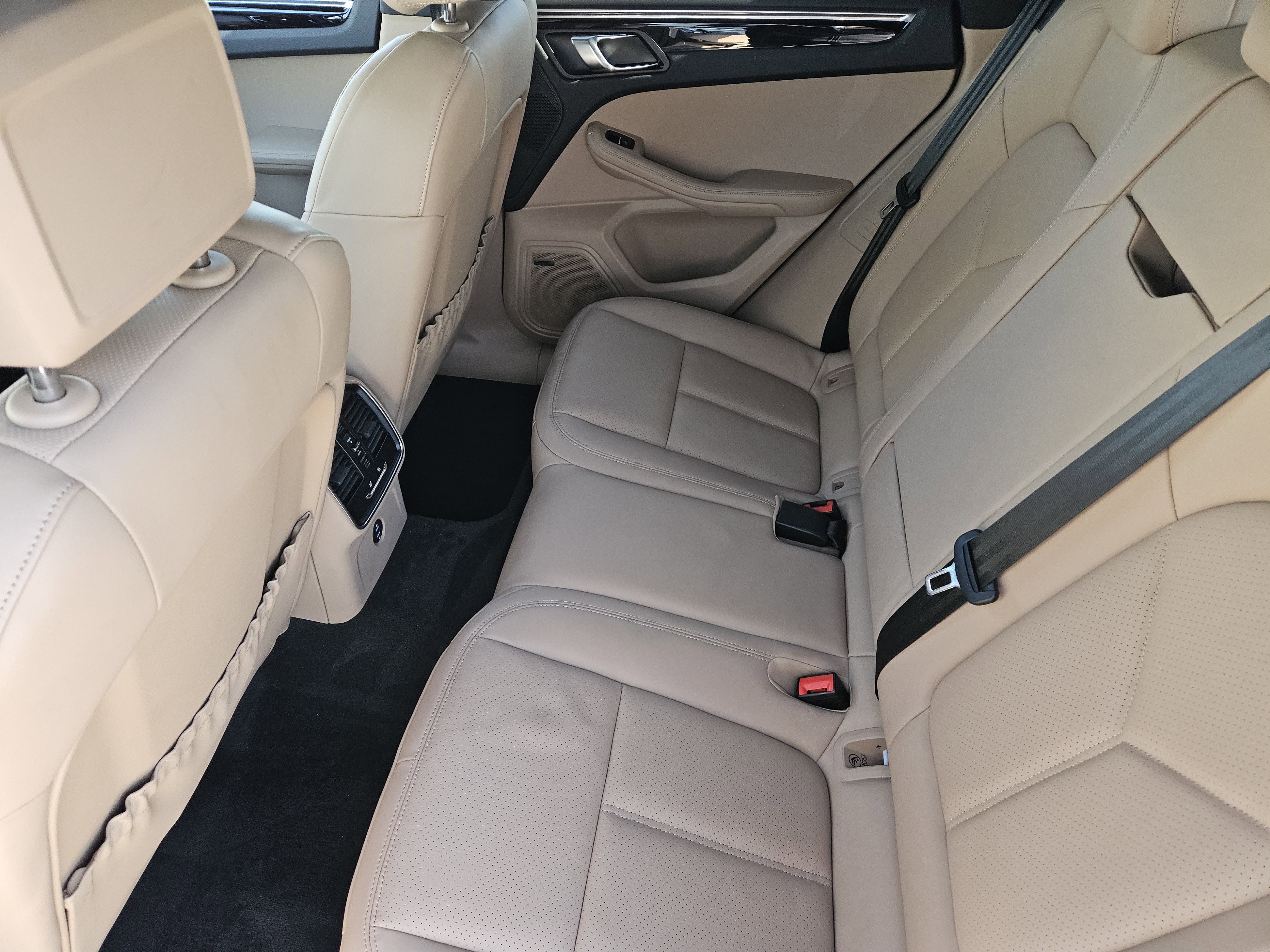 Certified 2025 Porsche Macan S image 28