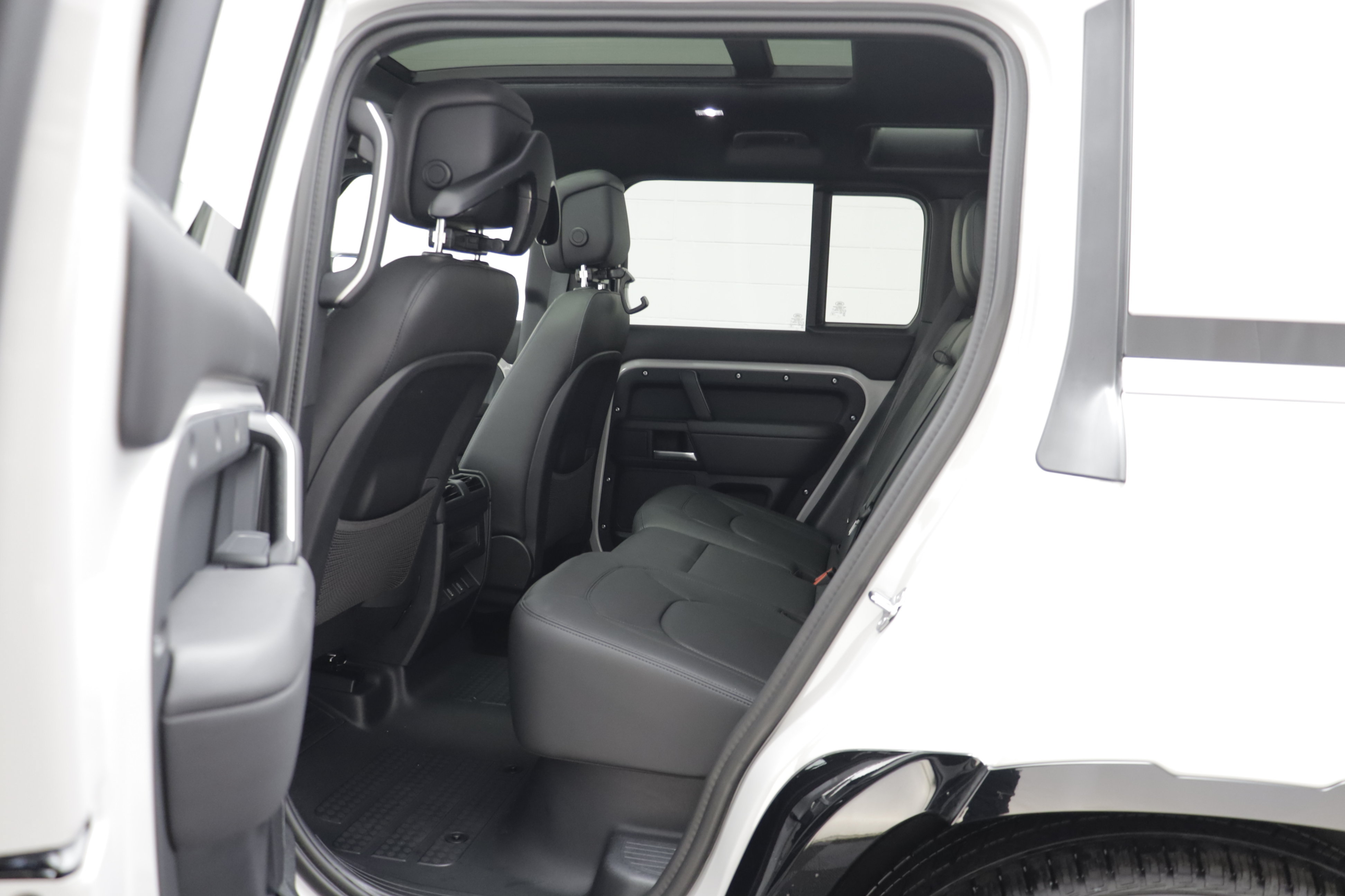 New 2026 Land Rover Defender 110 X-Dynamic SE AWD/4WD image 16