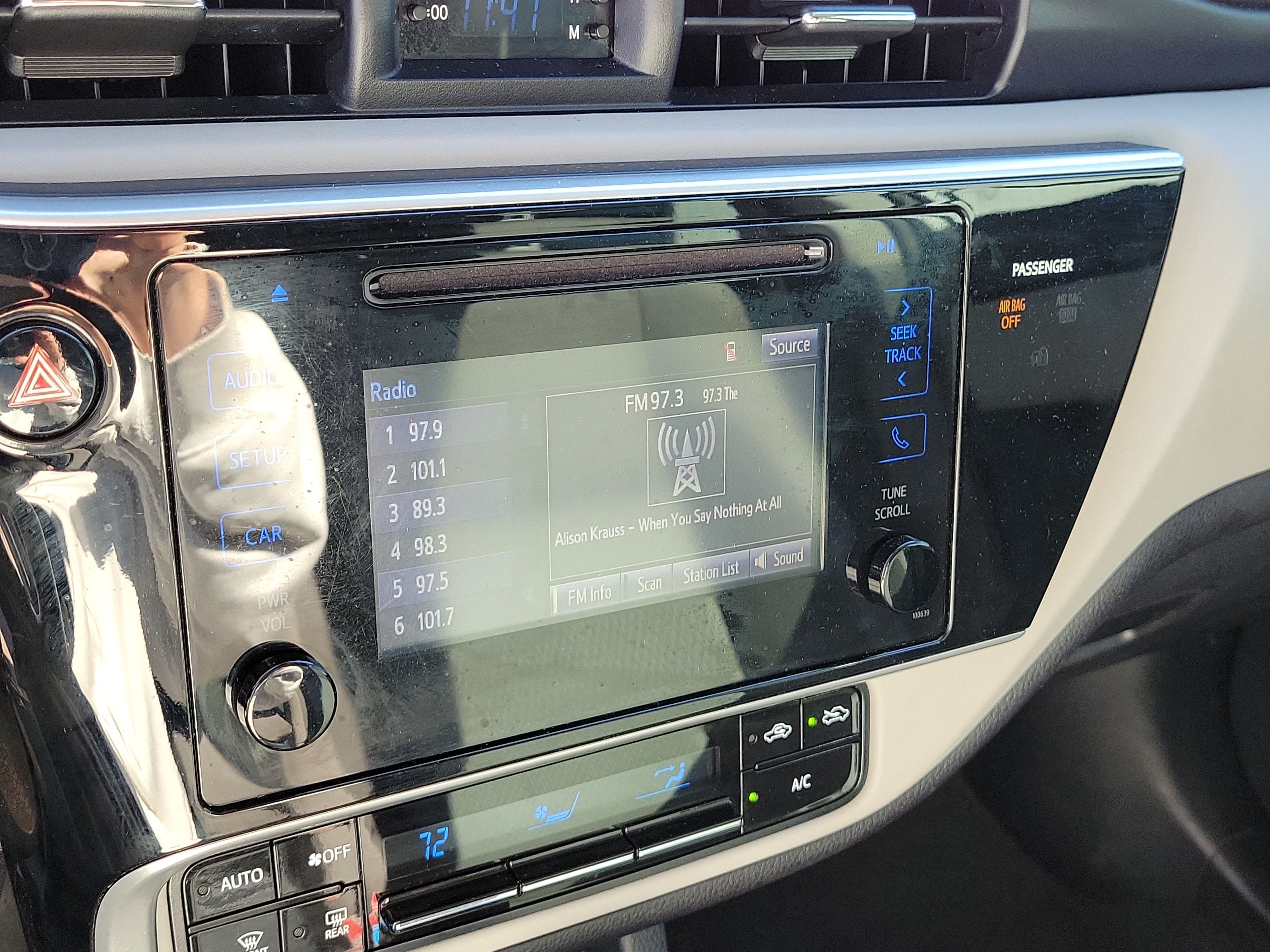 Used 2017 Toyota Corolla LE w/ Carpet Mat Package (TMS) FWD image 25