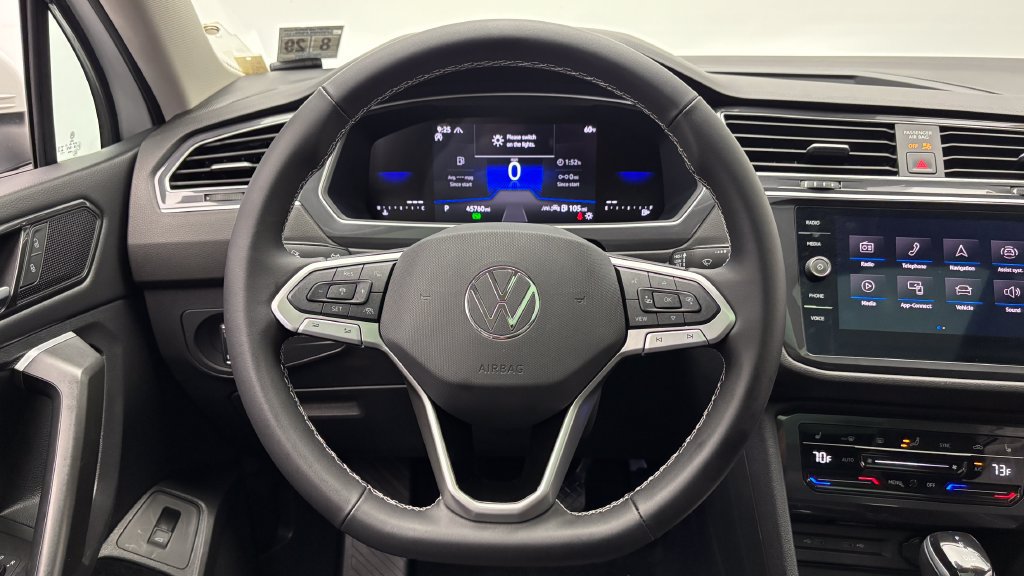 Used 2024 Volkswagen Tiguan SE w/ Panoramic Sunroof Package AWD/4WD image 28