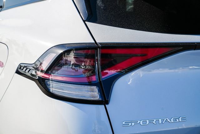 Used 2025 Kia Sportage SX image 9