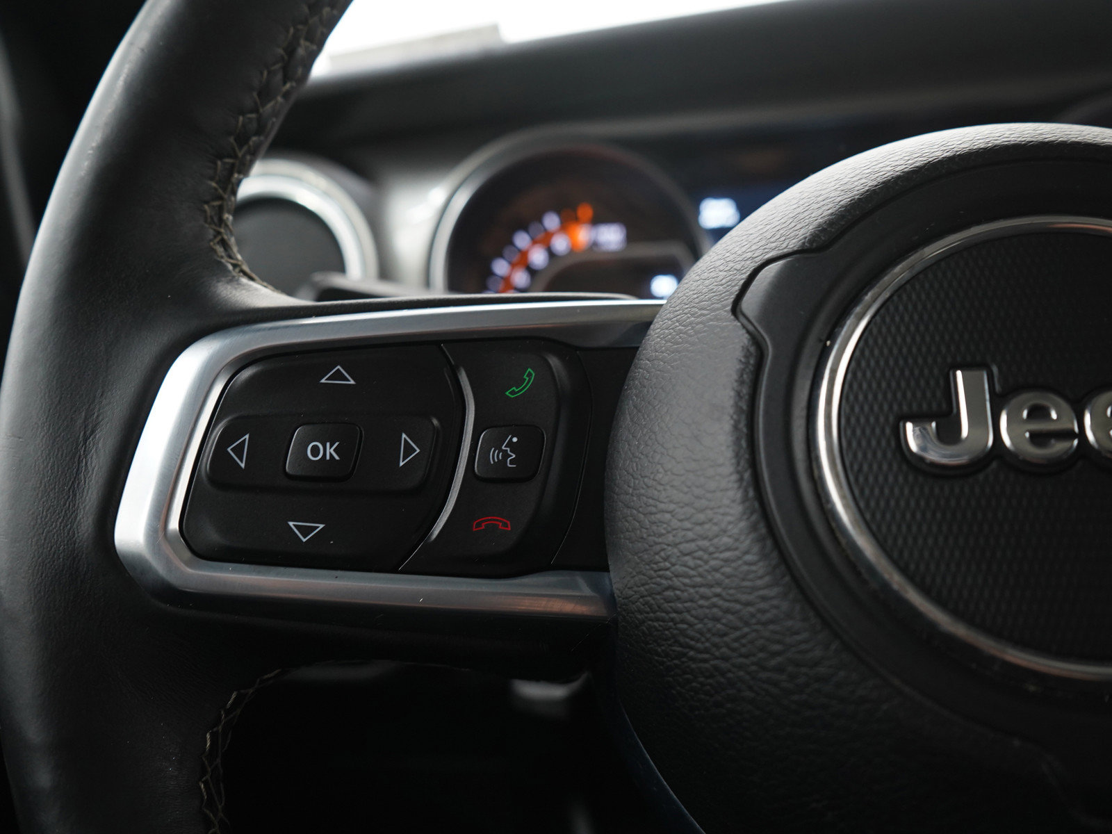 Used 2019 Jeep Wrangler Unlimited Sahara w/ Uconnect 4C Nav & Sound Group AWD/4WD image 27