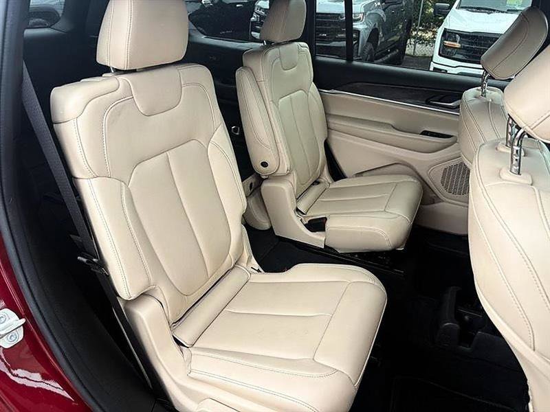 Used 2024 Jeep Grand Cherokee L Limited w/ Black Appearance Package AWD/4WD image 44