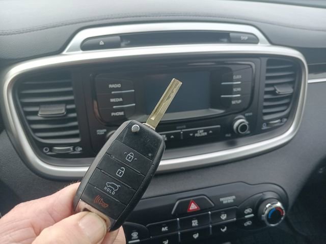 Used 2017 Kia Sorento AWD image 2